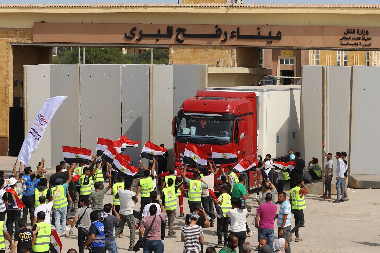 اتفاق غزة في خطر.. الاحتلال يقرر وقف إدخال جميع المساعدات إلى قطاع غزة
